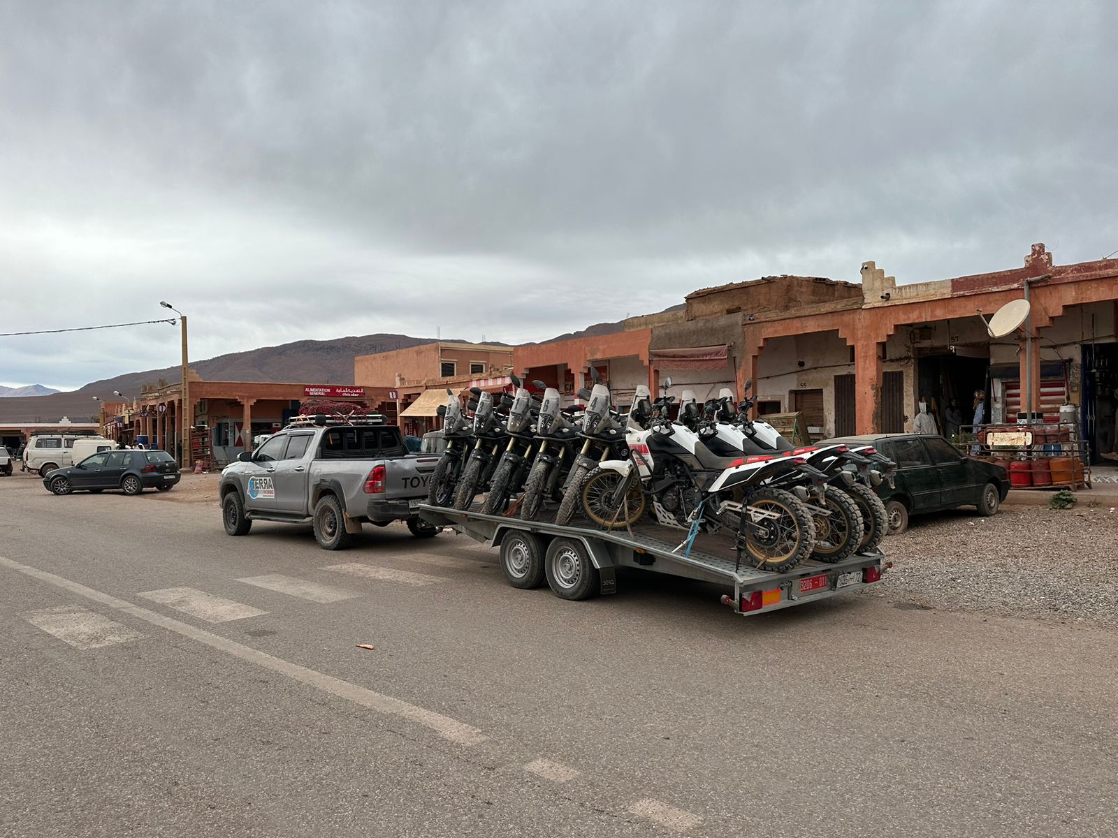 Piste de moto boueuse après la pluie dans l'Atlas marocain