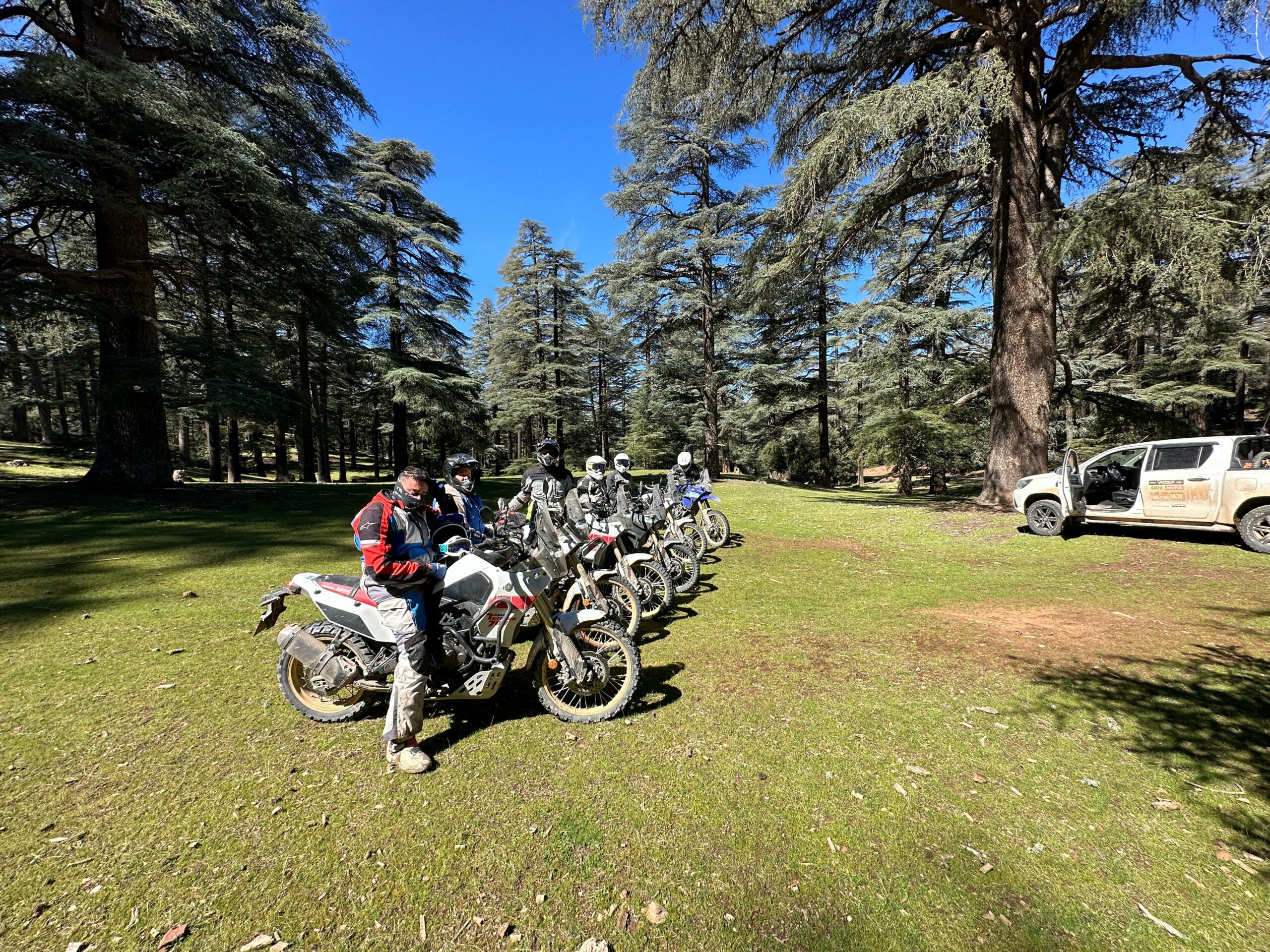 Pilote de moto roulant sur un sentier de montagne au Maroc pendant l'été